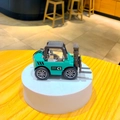 Mini mintgroene vorkheftruck sleutelhanger van legering op een witte basis - Vorkheftruck / Groene Heftruck