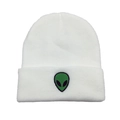 Detailaufnahme der grünen Alien-Stickerei auf einer weißen Strickmütze für den Winter - Einheitsgröße / Weiß mit grünem Alien