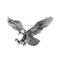 Detalle de broche de águila plateado vintage con plumas grabadas y ojos de diamantes rojos - Águila con las Alas Extendidas / Plata Antigua