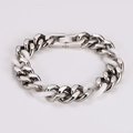 Primer plano de eslabones de cerámica y metal plateado de una pulsera de estilo hip-hop - Pulsera Plata/Blanco