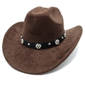 Détail d'un chapeau de cow-boy marron en suédine avec bande de cuir rivetée et perles - Café