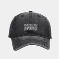 Gros plan sur la broderie 'PERFECTLY IMPERFECT' d'une casquette en denim gris délavé - Réglable / Noir Délavé