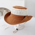 Detalle del sombrero de sol con malla transpirable, parche de sonrisa y cordón ajustable - 54cm / Naranja