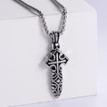 Pendente croce con teschio gotico in argento ossidato su espositore minimalista - Colore Acciaio (senza catena)