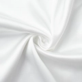 Détail du tissu en satin de soie blanc montrant une texture lisse et des plis drapés - S / Multicolore