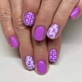 Kurze runde Kunstnägel mit lila Blumenmuster und weißem Karodesign für Damen - Gelber Geleekleber + Nagelfeile