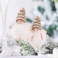 Coppia di angeli natalizi in peluche bianco con cappelli in maglia e teste in legno - Set Mantello Ragazzo e Ragazza / Bianco