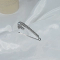 Detailansicht der silbernen Sicherheitsnadel-Brosche mit Strass auf Seidenstoff - Silber
