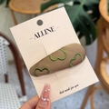 Dettaglio di un fermaglio per capelli in maglia marrone con cuori ricamati verdi - Molletta a Goccia con Cuore Ricamato Caffè