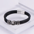 Zweilagiges geflochtenes Lederarmband in Schwarz mit Silber-Totenkopf und Magnetverschluss - Schwarz/Silber