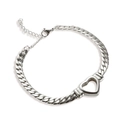 Detail van een hartarmband van titaniumstaal met Cubaanse schakels en karabijnsluiting - Zilveren Armband