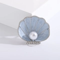 Elegante broche de concha en esmalte azul claro con perla central y detalles de diamantes - Azul