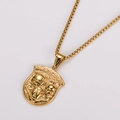 Primer plano de un colgante de escudo dorado vintage con calavera y serpiente - Con cadena 3mm*60cm / Dorado
