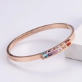 Dettaglio del bracciale rigido in oro rosa con zirconi multicolore a taglio baguette - Bracciale Color Oro Rosa Con Pietre Multicolore / Oro rosa