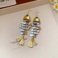 Pendientes de borla con forma de pez con escamas de nácar y ojo de la suerte - Estilo de Gancho / Oro-Blanco