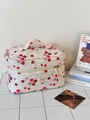 Dettaglio della borsa trucco in velluto bianco con motivo floreale rosso trapuntato - Borsa per il trucco in velluto a coste con fiori rossi