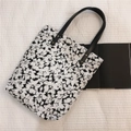 Sac fourre-tout en toile à imprimé floral noir et blanc avec détails de rivets dorés - Noir avec de grandes fleurs blanches