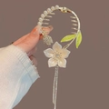 Fermaglio per capelli dorato con fiore bianco, perle e lunga nappa di strass - J30 Giglio Bianco Nappa Molletta a Griffe