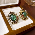 Macro di orecchini vintage dorati con pietra ovale verde, gemme colorate e perle fini - Corona Verde (7# Perno in Argento)