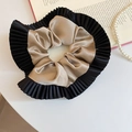 Détail d'un chouchou double couche avec satin champagne et bord extérieur plissé noir - Chouchou Plissé Or Noir (37#)