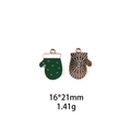 Detalle de los colgantes de guantes de Navidad en esmalte verde con chapado en oro - #4 Guante verde oscuro