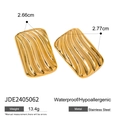 Gros plan de boucles d'oreilles carrées dorées en acier ondulé avec dimensions - Style Rectangulaire Ondulé (JDE2405062)