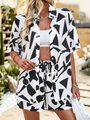 Detailaufnahme des Sommer-Zweiteilers mit schwarz-weißem Geometrie-Print und Kordelzug - S / Weiß