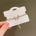 Fonkelende vlinderarmband met schelpartextuur en zirkonia op een mode-sieradenkaart - Goud
