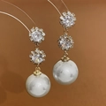 Eleganti orecchini a pendente dorati con grandi perle bianche e zirconi a fiori - Perla di Strass Oro