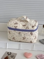 Détail de la trousse de maquillage matelassée avec motif ours violet et fermeture éclair - Ours Violet [Trousse à Maquillage]