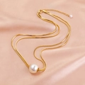 Collier double chaîne serpent dorée avec grande perle blanche sur tissu en soie - Doré