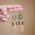Pendientes bohemios vintage con discos de filigrana de bronce y plumas de melocotón - Anillo Tallado de Pluma de Ámbar (A2386 Café) / Café