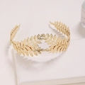 Dettaglio di cerchietto con foglie dorate in stile barocco retrò con luce soffusa - Oro