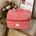 Dettaglio della borsa da toilette trapuntata a quadretti rossi e bianchi con manico - Gingham Lampone (Cerniera Rossa)