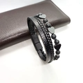 Dettaglio bracciale in pelle nera intrecciata con cuore e chiusura magnetica - Bracciale a Cuore in Pietra Lavica 21cm