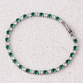 Detail van een zilveren tennisarmband met afwisselend groene en witte zirkonia-stenen - Groene Armband-Platina