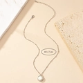 Dettaglio della collana in argento con pendente in madreperla e catena da 40+7cm - Argento