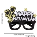 Funkelnde schwarze Happy New Year Partybrille mit goldenen Sektgläsern und Sternen - Happy New Year Kelch Stil