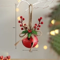 Rode kerstbel met steruitsparingen, rode bessen en een strik van jute voor de kerstboom - Rood