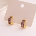 Boucles d'oreilles créoles dorées en C avec pierres rectangulaires mauves sur carte à bijoux - Or avec zircon violet