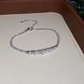 Detailansicht eines silbernen Zirkonia-Armbands mit eleganten weißen Perlen auf Tablett - Silberne Perlen-Zirkonia-Tennis-Kette (50#) / Silber