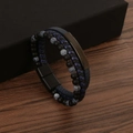 Dettaglio di bracciale in pelle multistrato con perline nere opache e chiusura magnetica - Pietra Nera Invecchiata