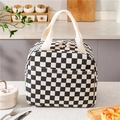Borsa termica portatile con motivo a scacchi bianchi e neri e manici resistenti - Quadri Neri e Bianchi