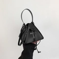 Borsa a tracolla triangolare nera gotica con pendenti a croce e catena per bambini - Stile 1 (Croce in Metallo)