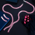 Elegante bruidssieradenset met rode en witte zirkoon ketting en oorbellen op donkere basis - Rood