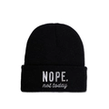 Detailansicht der schwarzen Strickmütze mit NOPE. not today Stickerei am Umschlag - M (56-58cm) / Schwarz