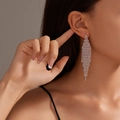Eleganti orecchini lunghi a nappa con strass AB iridescenti su una modella - Orecchini lunghi con nappe AB iridescenti (KE050S-WAB Argento AB)
