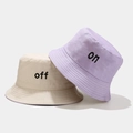 Détail de la broderie 'on' et 'off' sur les bobs en coton de couleur violette et beige - M (56-58cm) / Violet et Beige Réversible