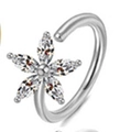 Detailweergave van zilveren C-vormige neusring met vijfbladige marquise zirkoon bloem - Marquise Zirkonia Bloem / Zilver