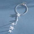 Elegante vista ravvicinata di un bracciale da mano a fiore in argento con zirconi - Argento Bianco con Fiore